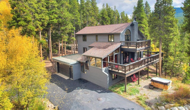 Spacious 5BR Breckenridge Cabin, Game Room, Hot Tub, Minutes to Breck Ski Resort in Breckenridge