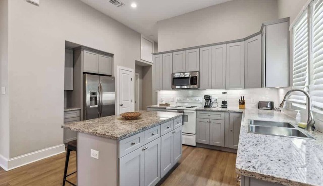 Spacious Duplex in Tobin Hill in Olmos Park