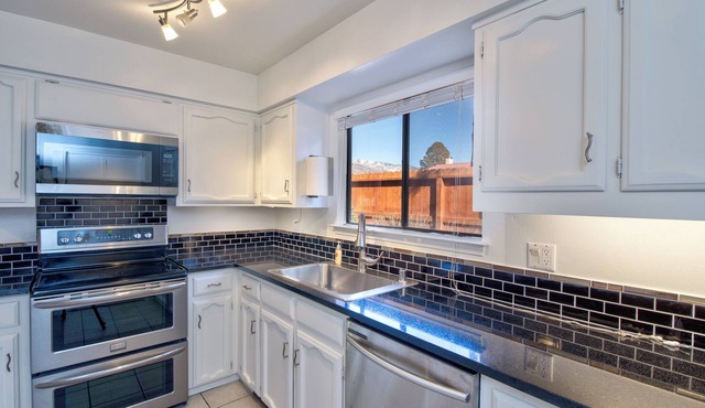 Spacious End-Unit Townhouse in Golf Course Community, mountain views!