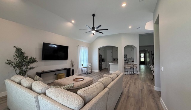 Spacious luxurious 4-bedroom 4-full bathroom house easy access to IH-35 in Kyle