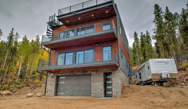 Spacious Modern Mountain Retreat - Private Escape, BBQ & Pool Table