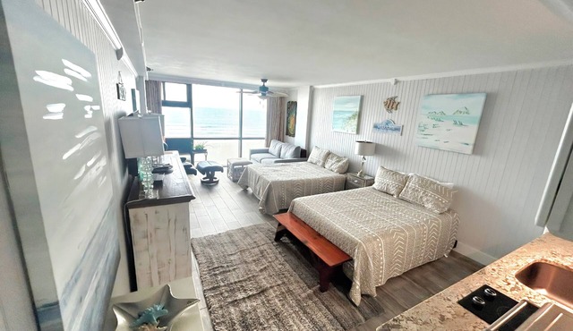 Spacious Oceanfront Studio w/2 queen beds & sleeper, kitchenette, pool, tiki bar in Daytona Beach