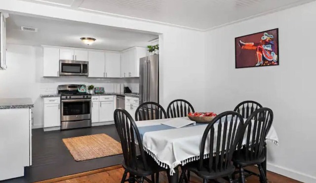 Spacious Patio + Close to The Square + Pet Friendly + Full Kitchen