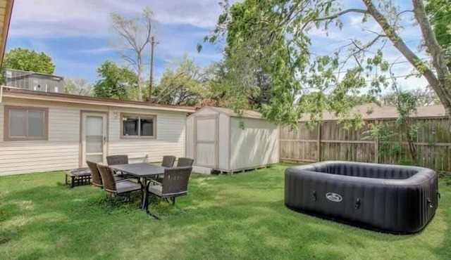 Spacious & Relaxing Retreat | Hot Tub | Backyard Oasis in Houston