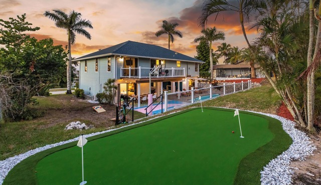 Spacious Villa with Heated Pool, Golf, Game Room, Basketball, Bikes in Marco Island