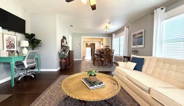 Spacious Vintage Gem - Big Yard - Close to Downtown & Schreiner - Dogs Welcome!