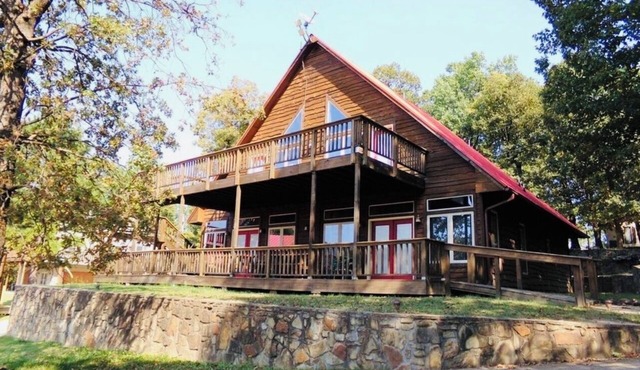 Spacious water front 6-bedroom house with Dock, WiFi in charming Lake Eufaula in Eufaula