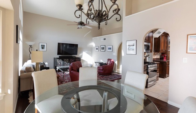 Spanish Villa w/ GORGEOUS backyard - 2 minutes from Franklin HS
