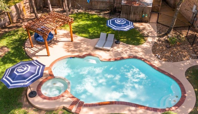 Spring 5BR Sleeps 16 | Heated Pool, Hot Tub, EV Charger, Train Theme