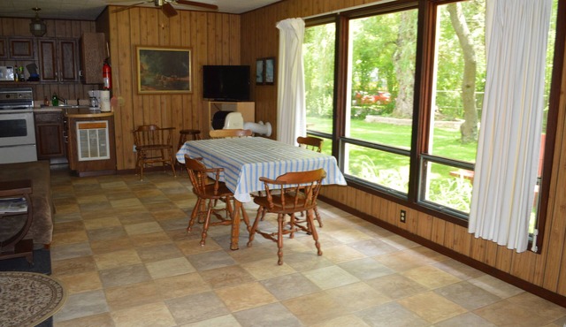 SPRING & FALL DISCOUNT! Two Bedroom Cottage with Private Beach! in Lakeside