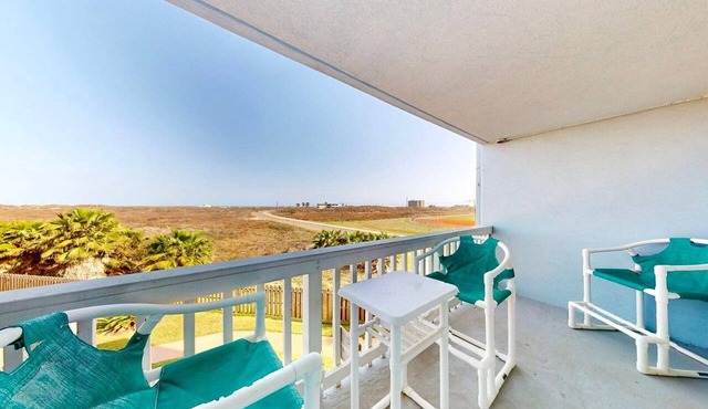 Studio Condo in Town, Near Beach, Shared Pool and Hot Tub
