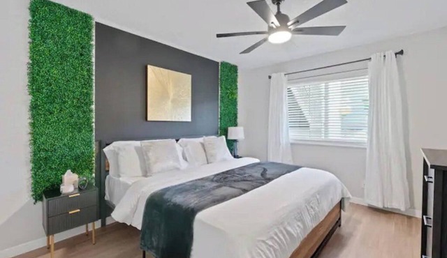 Stunning Area! King Suite, Balcony & Free Parking– Next to UT