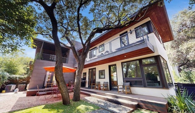 Stunning dog-friendly house w/private gas grill & deck -steps to South Congress