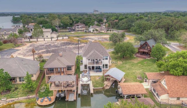 Stunning Luxury Lake Waterfront Home w/Fire pit!