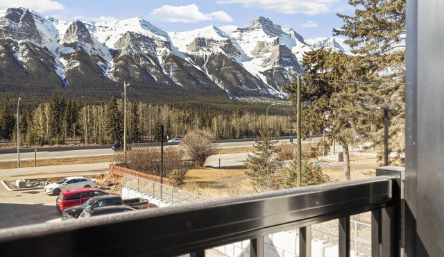 Stunning Mountain View Townhouse, Accommodates 6 in Canmore