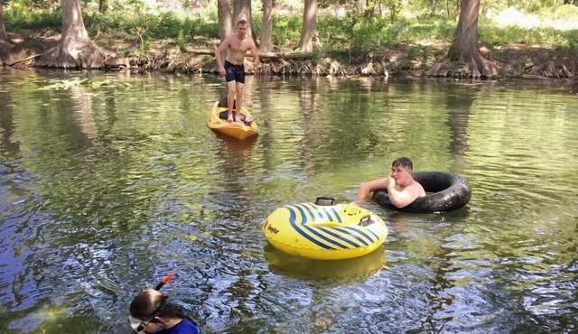 STUNNING Private Frio River! Ping Pong, Guest Cabin, Rope Swing, Kayak Heaven