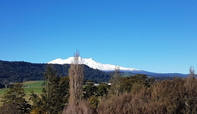 Stunning Views, Warm, Central & Quiet Little Hill Biking, Skiing, Tramping +more in Ohakune