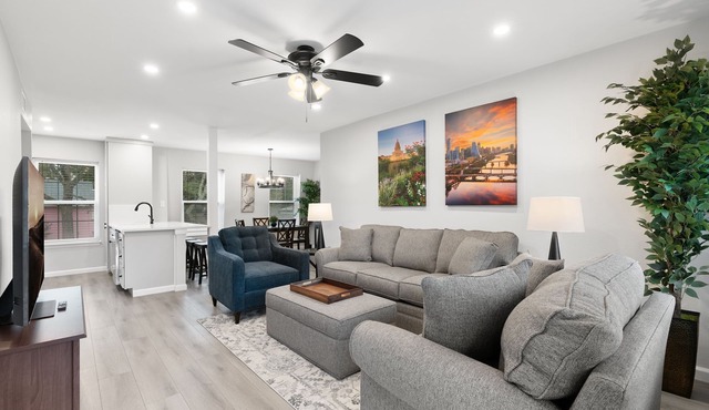 Stylish 3BR/2BA with large pool in HEART of SOCO!
