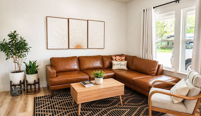 Stylish 3BR Southwest home for 6 near wineries, dining, and breweries. Features a chef’s kitchen, spacious living area, washer/dryer, and a private backyard with a unique guitar-shaped fire pit.