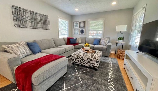 Stylish 4 bedroom House Close to Both the Heart of Bryan and College Station