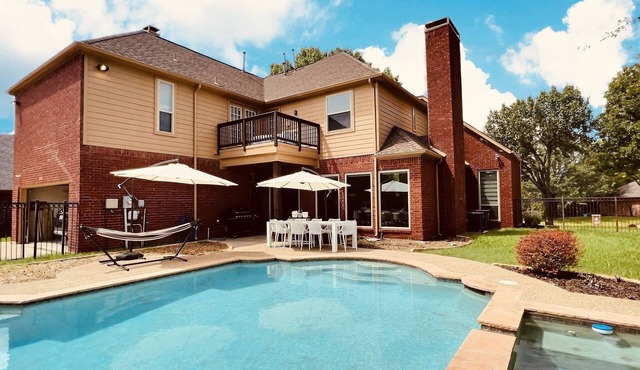 Stylish 5-BR Villa w/Pool & Hot Tub - 5 min from the lake!