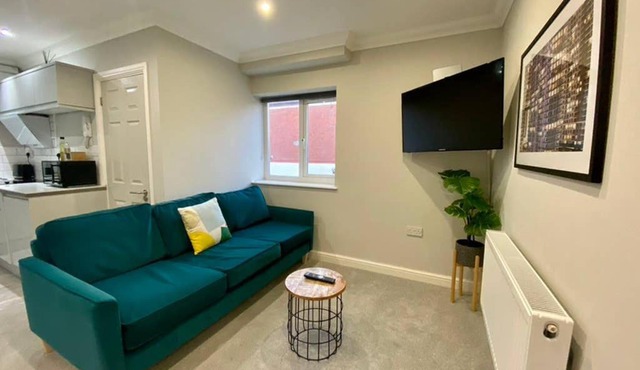 Stylish Apartment for 2 Nr Centre & Victoria Park in Cardiff