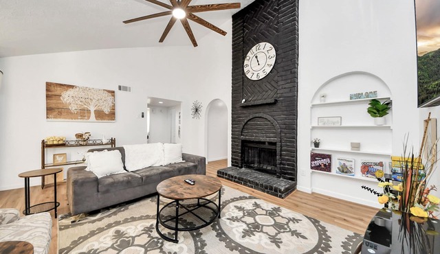 Stylish Katy Retreat 4BR Sleeps 10 Outdoor Escape.