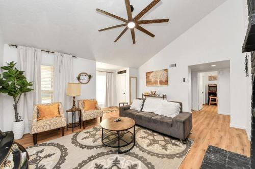 Stylish Katy Retreat 4BR Sleeps 10 Outdoor Escape