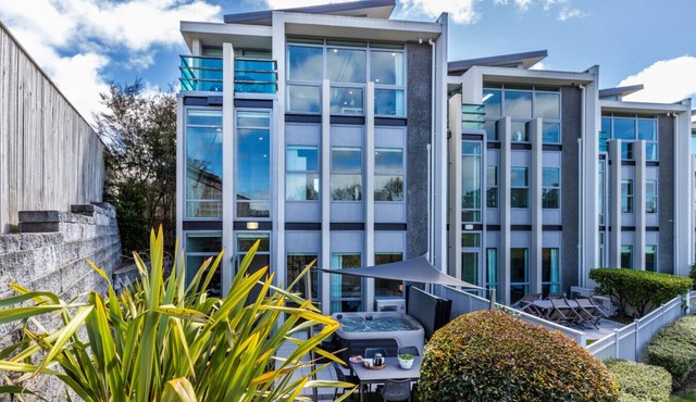 Stylish Riverside Retreat w/Spa in Taupō