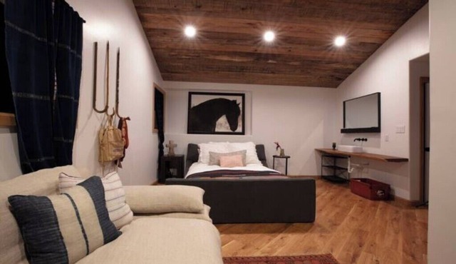 Suite III @ Oakbones Round Top