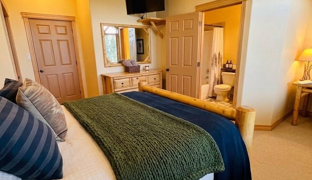 SullivanStone #19 - Golf - Ski - Hike - Chill - Private Hot Tub - Sleeps 12 in Kimberley