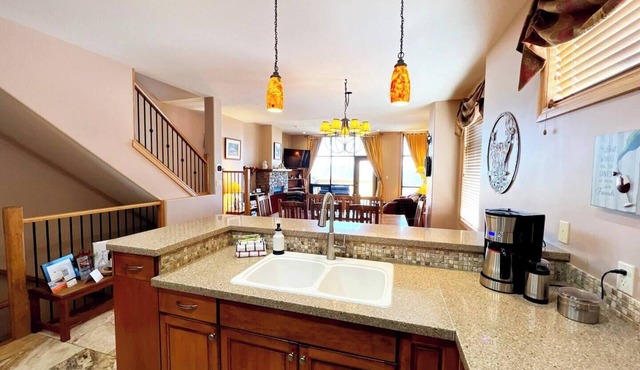 SullivanStone #32 - Golf - Ski - Hike - Chill - Private Hot Tub - Sleeps 8. in Kimberley