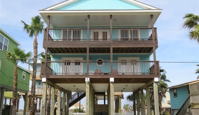 Sunny Beach OCEANVIEW HOME! one minute walk to BEACH!