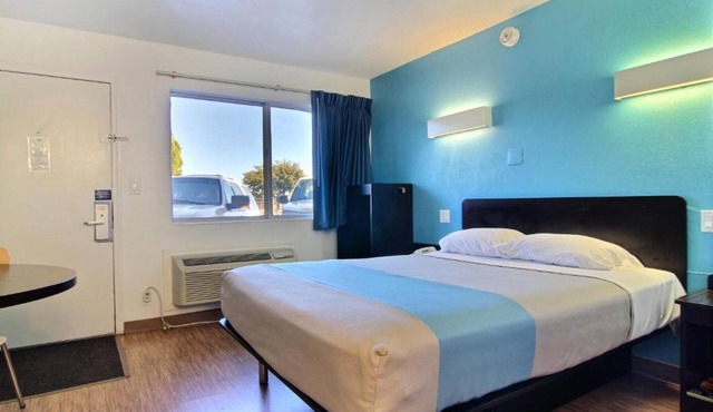 Sunny King Bed|Pool|Vending Machine