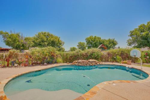 Sunny Stephenville Home w/Pool: 4 Mi to Downtown