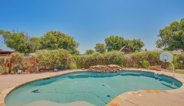Sunny Stephenville Home w/Pool: 4 Mi to Downtown