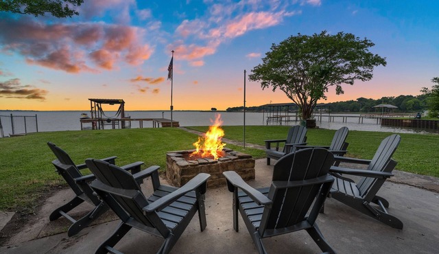 Sunrise Retreat @ Cedar Creek Lake! Hot tub, kayak, SUP, firepit, fishing
