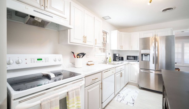 Sunset & Mountain View Home. All New! Dogs Welcome