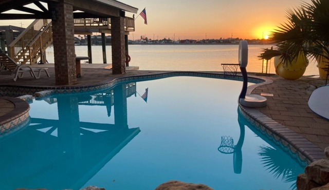Sunset on the English Bayou with 5 bedrooms and a pool in Galveston in Galveston