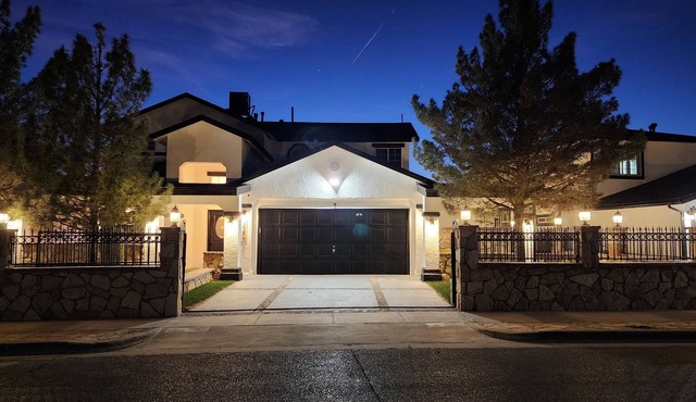 Swimming pool, 4 bedroom 2.5 bath + bonus room, outdoor dining and outdoor TV