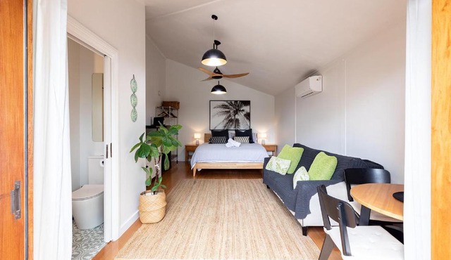 Tallows Studio -Modern, tranquil, dog friendly,2 mins to the beach in Suffolk Park