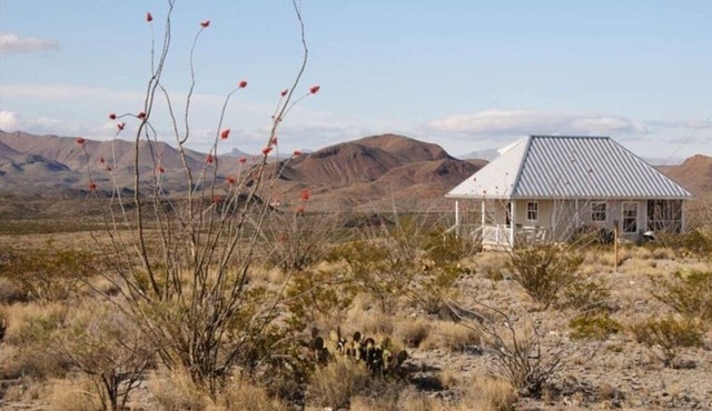 Terlingua Ranch Retreat: Enviro Friendly Home