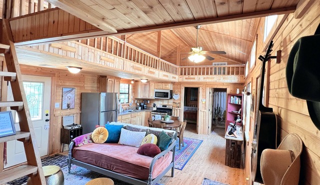 Texas Sun Cabin: Eight Acres with Trails and Amazing Sunset Views
