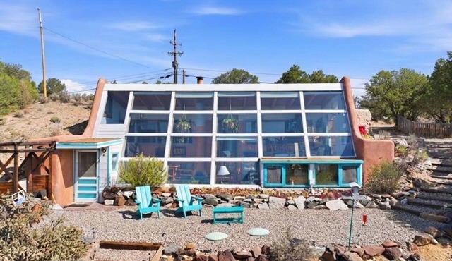 The Artsy Earthship - Incredible Taos Mountain View!