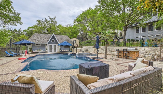 The Casa Cantera by Six Flags, La Cantera, The Rim. 3Br Home with Pool & Cabana