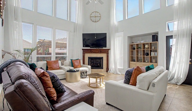 The Castle! LuX Family Retreat in Dallas wit Fitness Room, Home Theater, Offices