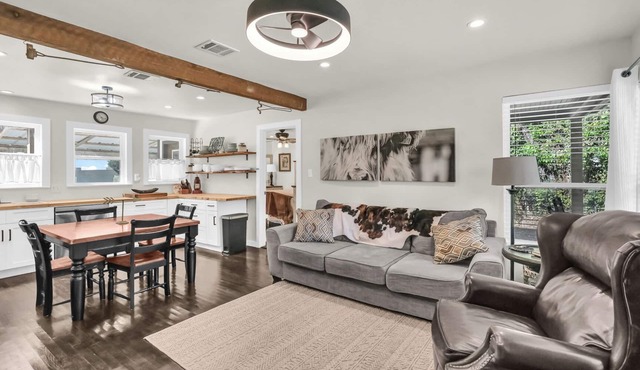 The Country Cottage - Family Friendly Home just minutes from Weatherford!