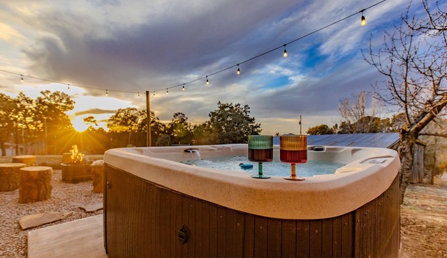 The Four Seasons - A Getaway to White Sands NP and Cloudcroft, NM w/Hot Tub!