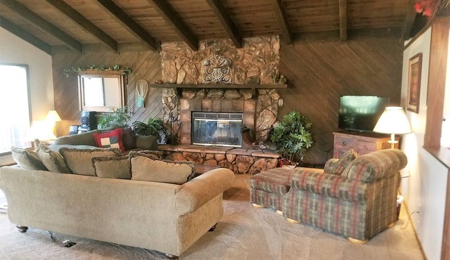 The Hideaway - Five Bedroom Cabin with Hot Tub and Pool Table!