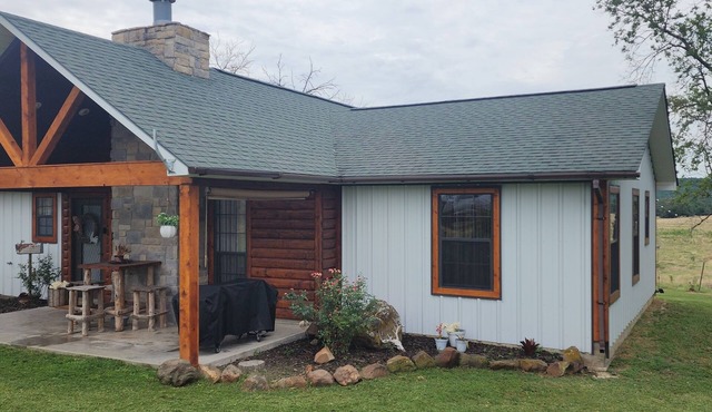 The home between 2 lakes! Charming 3-bedroom house with AC, WiFi, and much more! in Stringtown